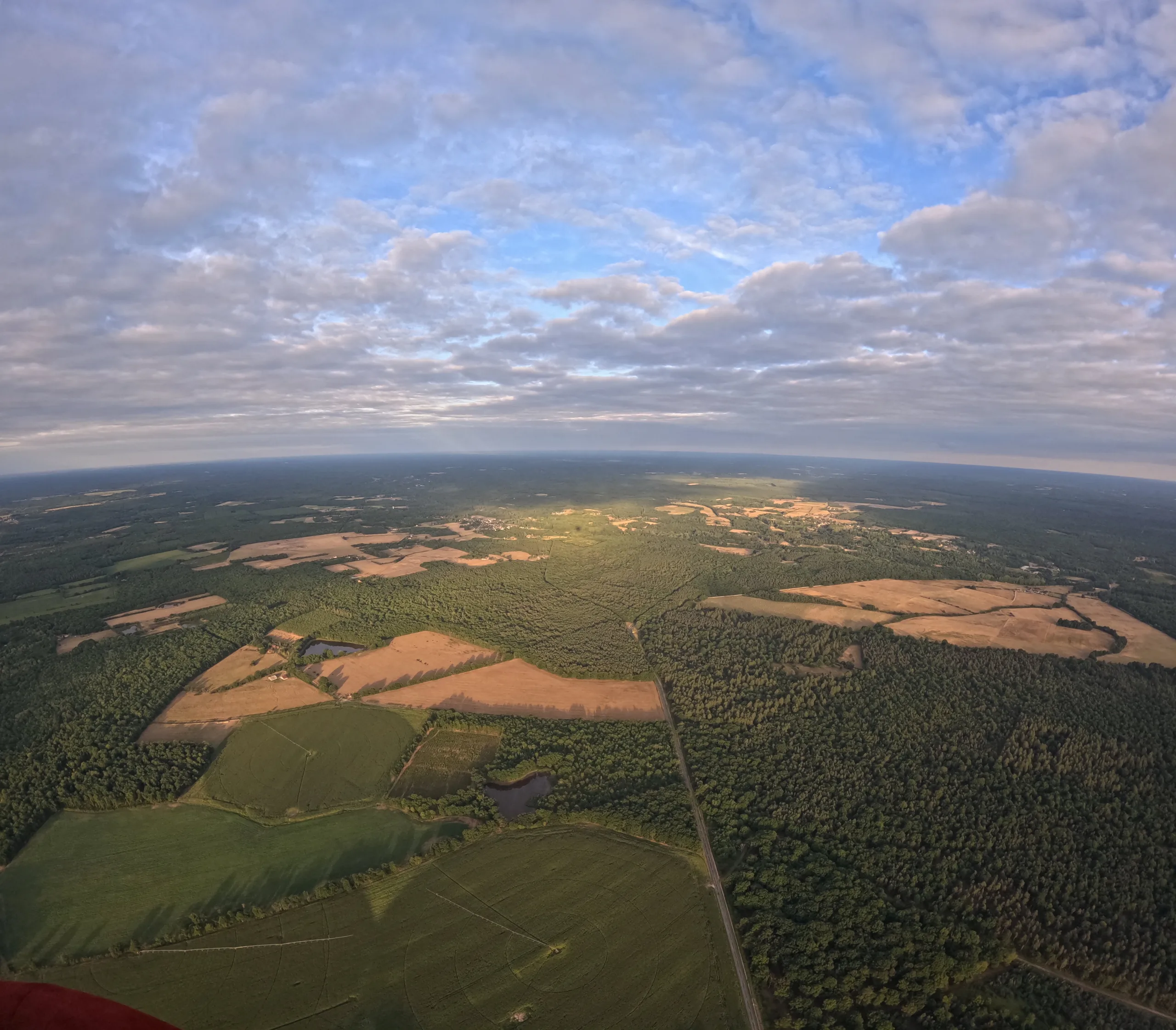Vue aérienne par drone de parcelles de grandes cultures en Beauce à l'heure dorée — cartographie et suivi agricole TrendJump Loiret