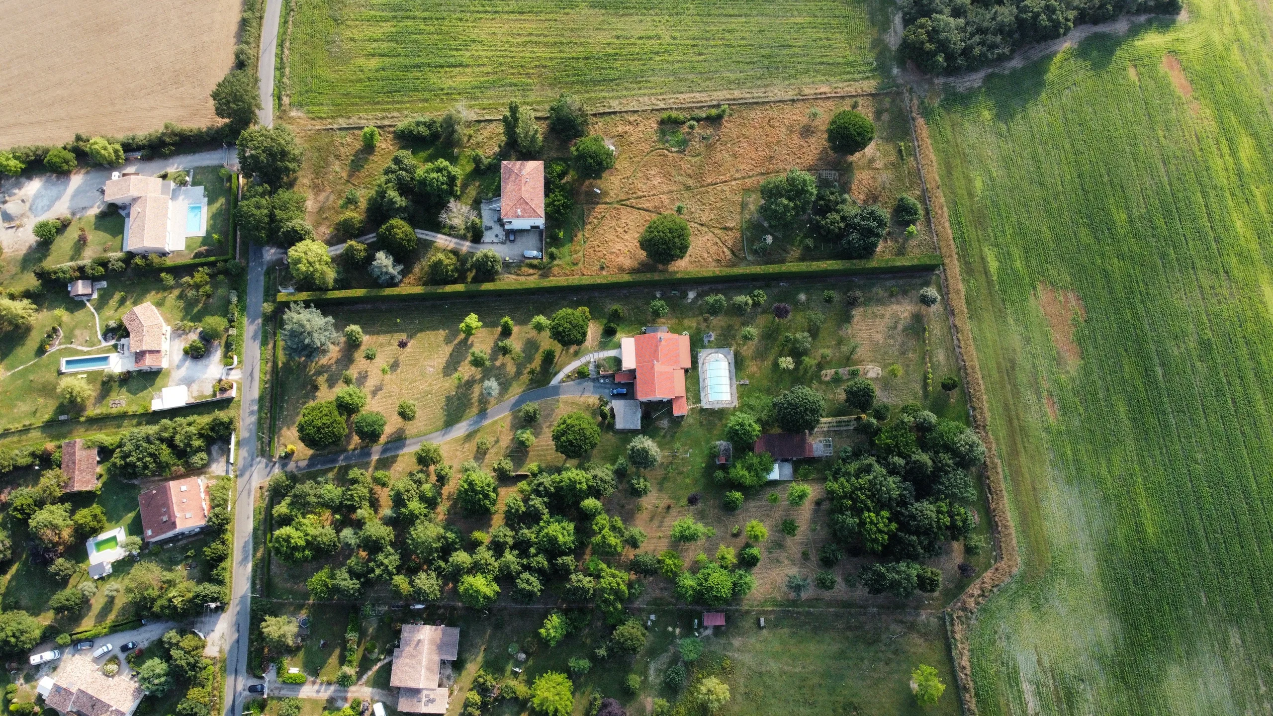 Vue aérienne par drone de maisons avec terrains dans le Loiret — photos immobilières pour agence, TrendJump Orléans