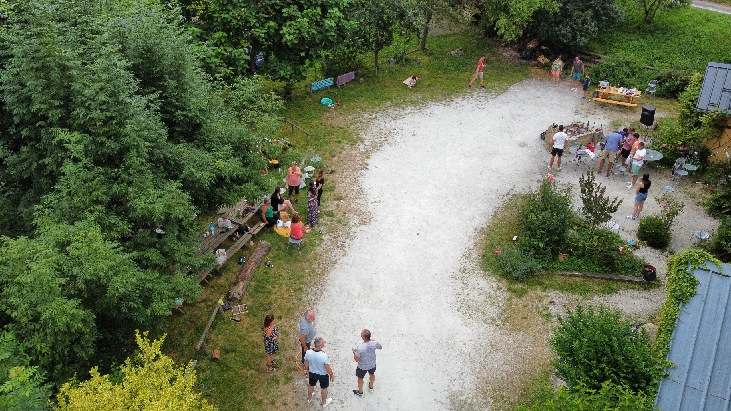 Vue drone d'un événement en plein air rassemblant du public — captation aérienne de festival à Orléans par TrendJump