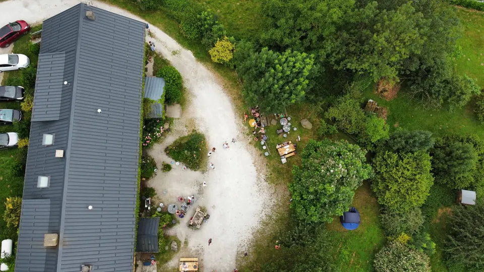 Vue aérienne par drone de la toiture d'un bâtiment avec accès — constat photographique pour dossier assurance, inspection toiture TrendJump Loiret