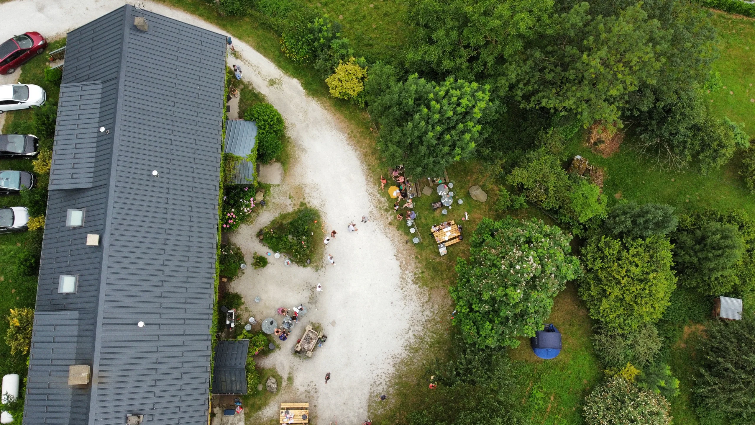 Vue aérienne par drone de la toiture d'un bâtiment avec accès — constat photographique pour dossier assurance, inspection toiture TrendJump Loiret