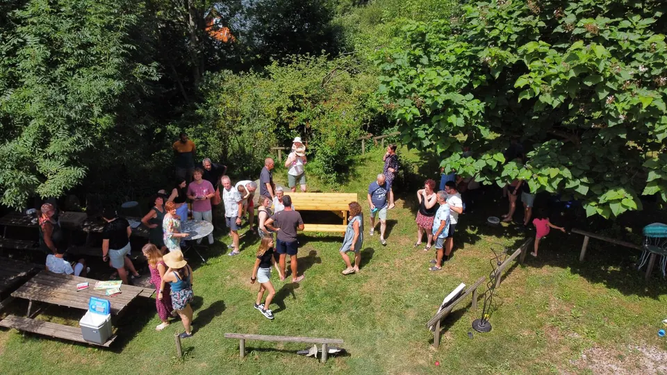 Vue drone d'un rassemblement d'invités en extérieur — captation aérienne de mariage dans le Loiret par TrendJump Orléans