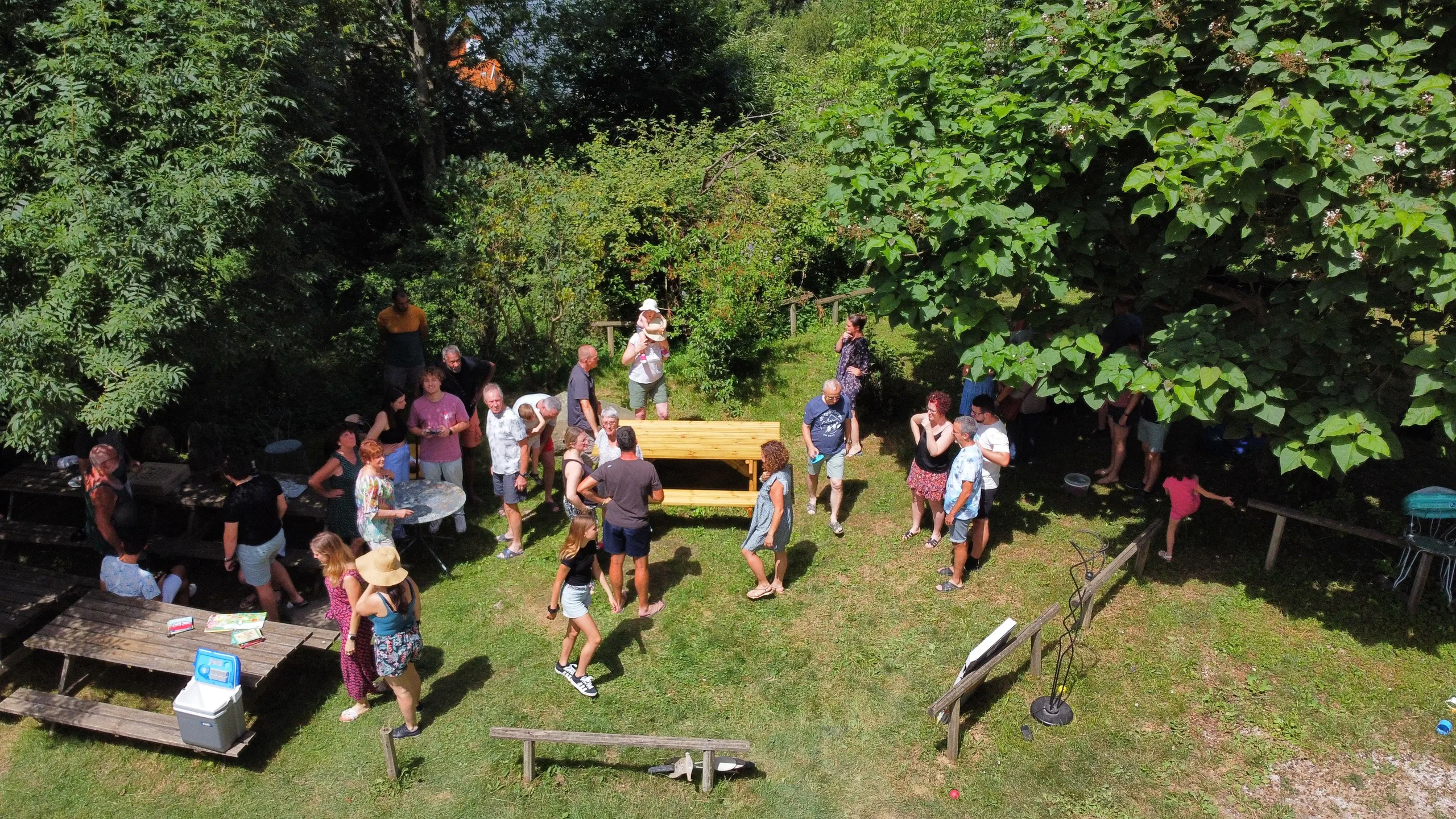 Vue drone d'un rassemblement d'invités en extérieur — captation aérienne de mariage dans le Loiret par TrendJump Orléans