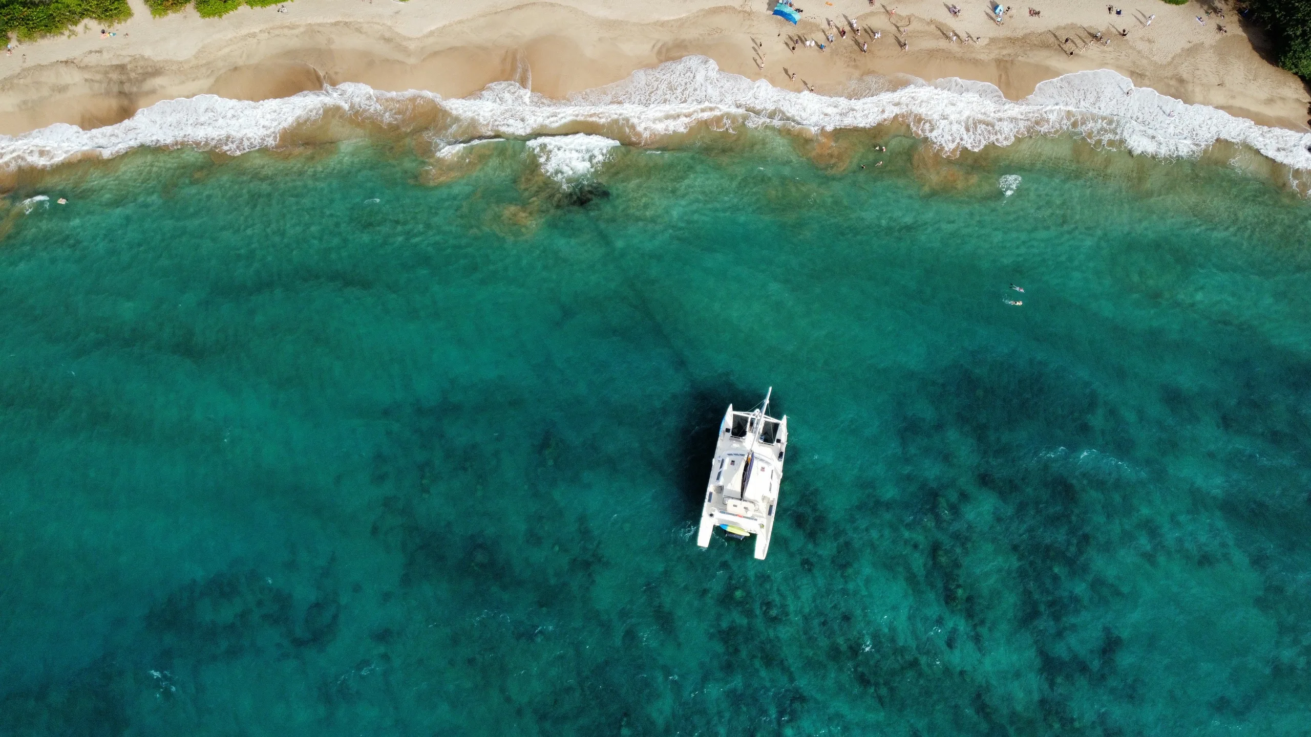 Prise de vue aérienne par drone au-dessus de l'eau — image d'ambiance mariage, tarifs drone mariage 2026 TrendJump