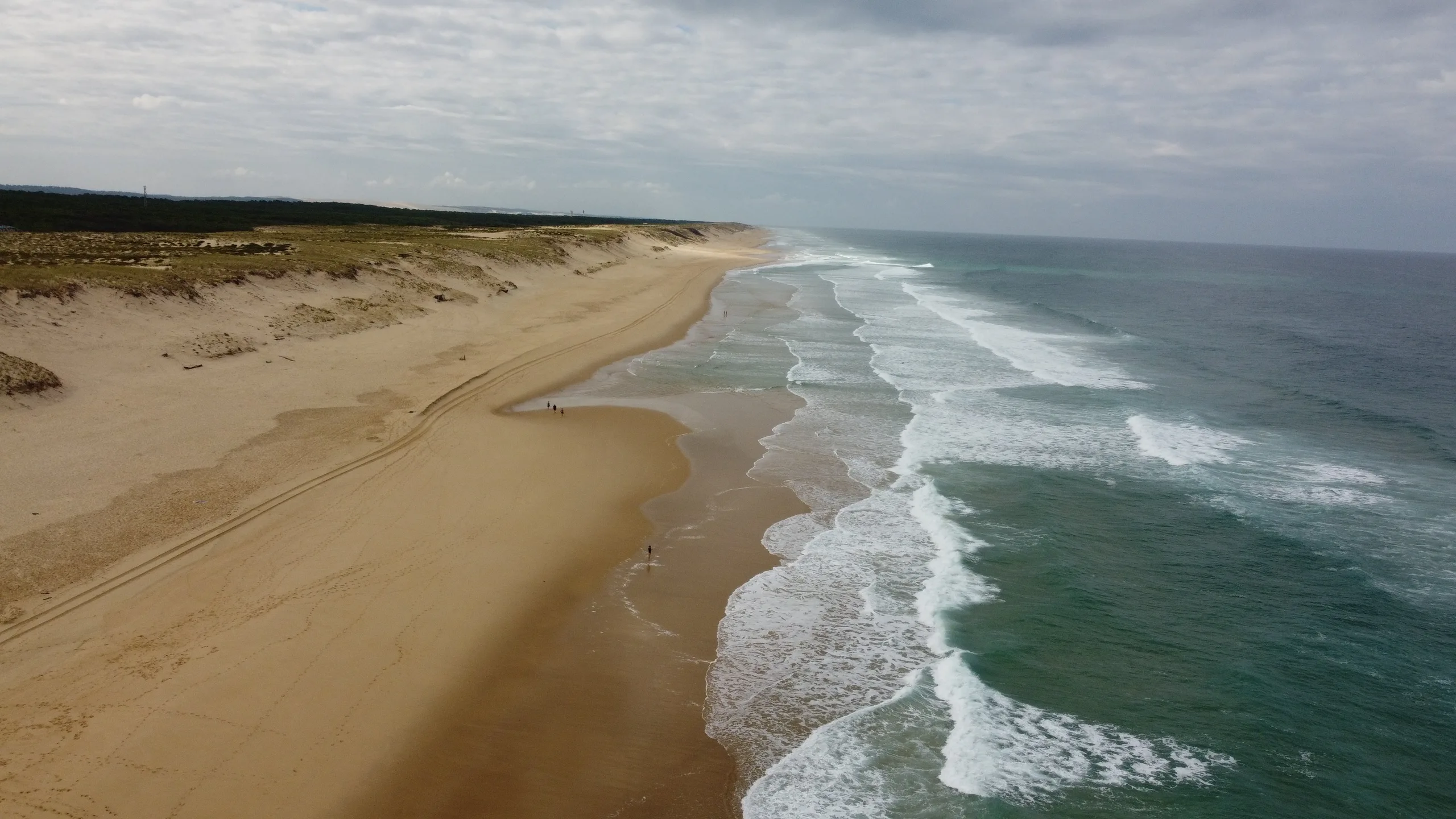 Vue aérienne par drone d'un littoral de dunes — savoir-faire d'un pilote drone professionnel certifié DGAC, TrendJump Orléans